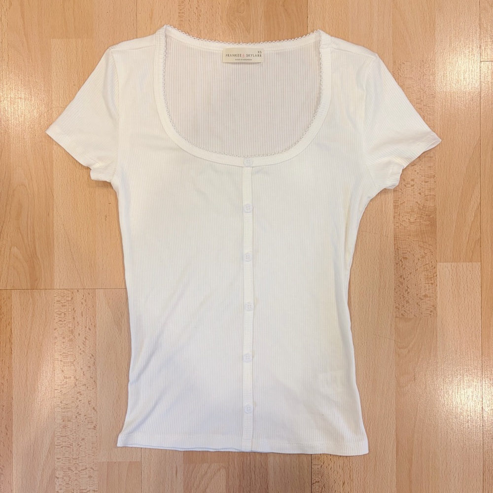 FRANKEE & SKYLARR | White top with scalloped neckline and short sleeve